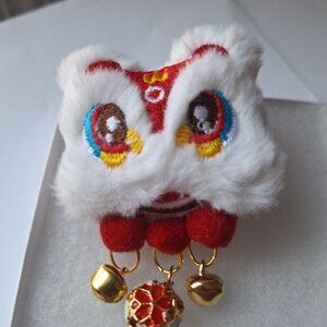 Brooch style XL dancing Lion